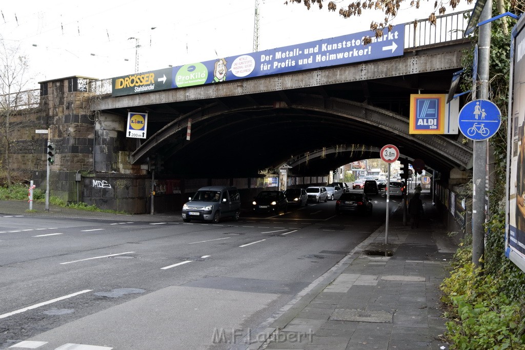 LKW gegen Bruecke wegen Rettungsgasse Koeln Muelheim P44.JPG - Miklos Laubert